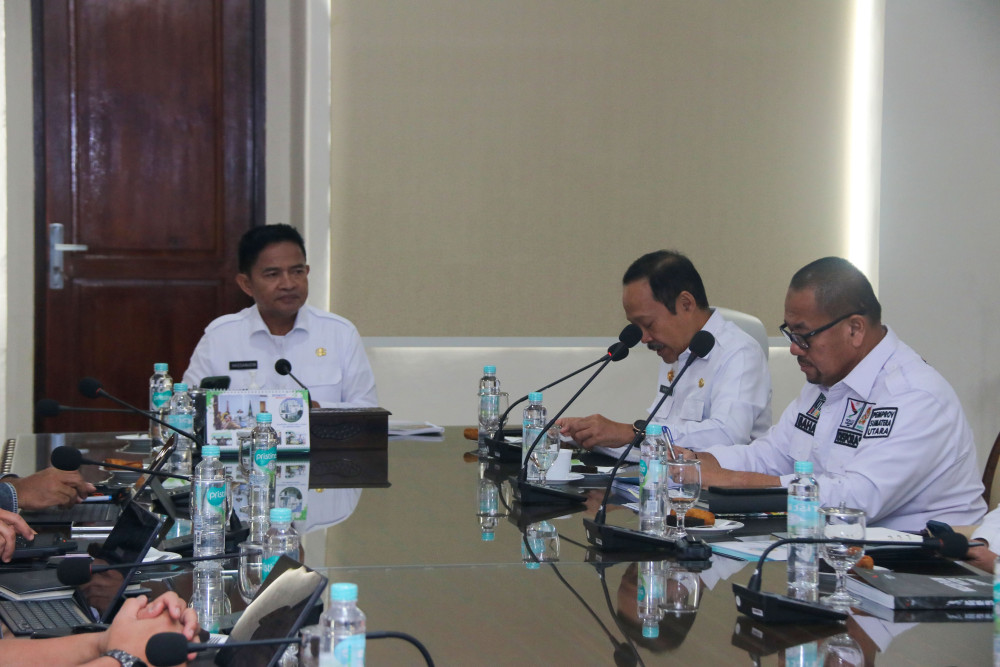 Penjabat (Pj) Gubernur Sumatera Utara Hassanudin memimpin rapat Persiapan Pekan Olahraga Nasional (PON) XXI 2024 Sumut dan Aceh, Rabu (13/09).