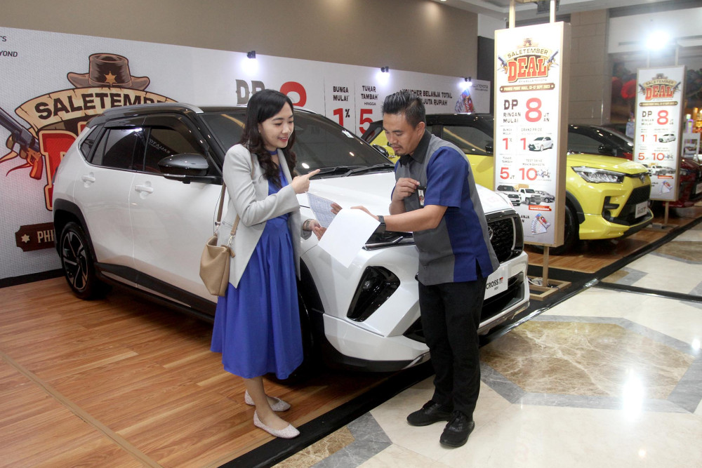 Pengunjung melihat mobil Toyota yang dipamerkan di Phinisi Point Makassar, Sulawesi Selatan, Rabu (13/9/2023). Kalla Toyota sebagai main dealer Toyota di Sulawesi Selatan, Sulawesi Barat, Sulawesi Tenggara dan Sulawesi Tengah secara konsisten memimpin market otomotif dengan mencatatkan market share 32,7%.