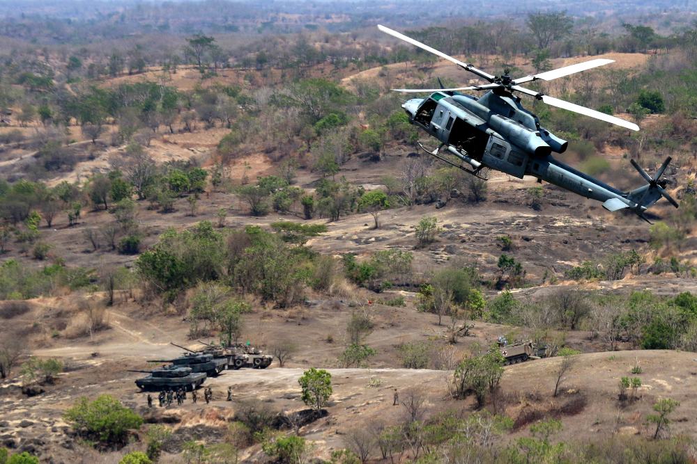 Helikopter Bell UH-1Y Venom milik US Marines bermanuver memberikan bantuan tembakan udara pada operasi serangan darat Latihan Gabungan Bersama (Latgabma) di Pusat Latihan Pertempuran Marinir (Puslatpurmar) 5 Baluran, Karangtekok, Situbondo, Jawa Timur, Senin (11/9/2023). Operasi serangan darat gabungan tersebut merupakan puncak latihan Super Garuda Shield 2023 dengan mengaplikasikan materi latihan yang digelar sejak 31 Agustus. ANTARA FOTO/Budi Candra Setya/Spt.