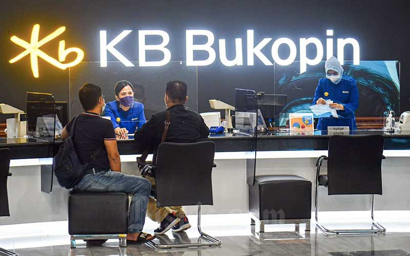 Karyawan melayani nasabah di kantor PT Bank KB Bukopin Tbk. (BBKP), Jakarta, Rabu (5/1/2021). Bisnis/Abdurachman