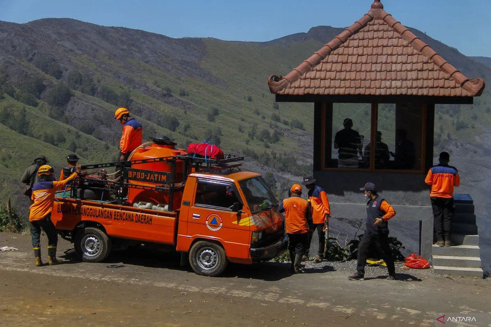  Pemadaman Kebakaran Bromo, Pasukan Melakukan Pembasahan