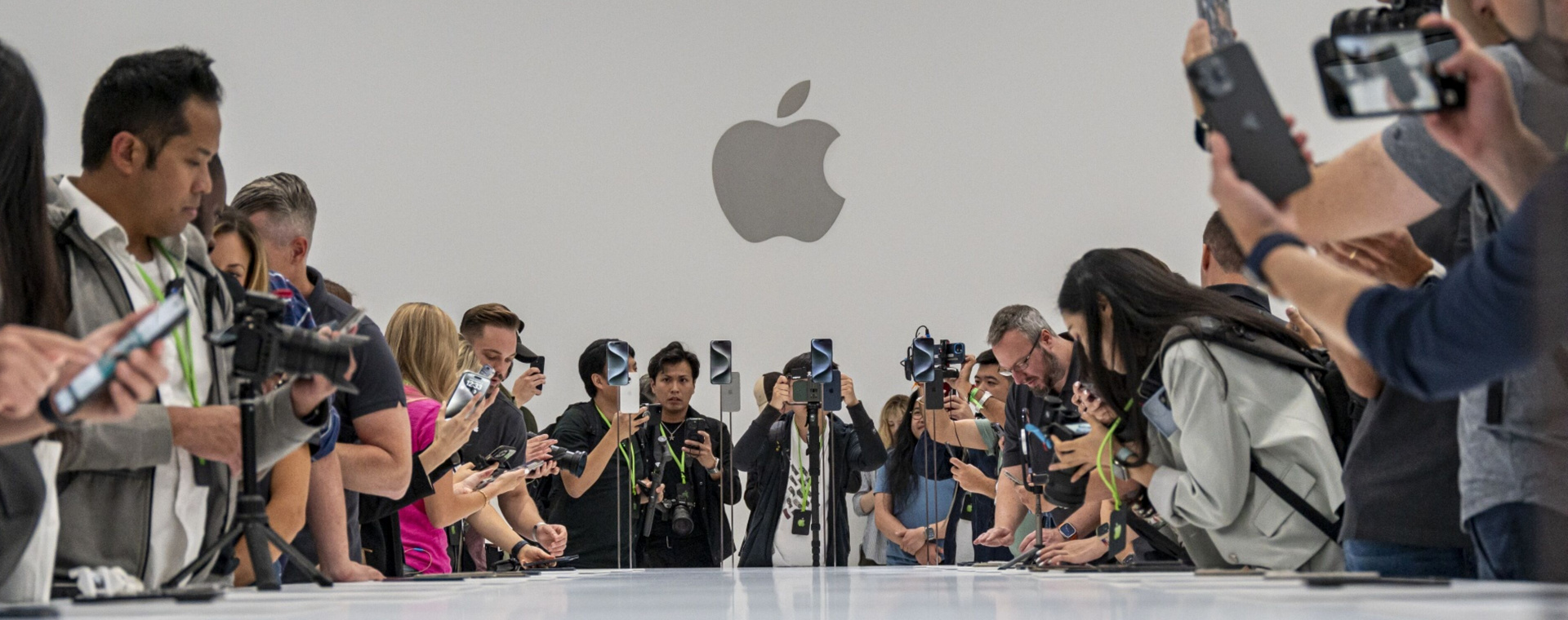 Pengunjung di acara peluncuran iPhone 15 dan sejumlah produk Apple di kampus Apple Park, Cupertino, California, Amerika Serikat pada Selasa (12/9/2023). / Bloomberg-David Paul Morris