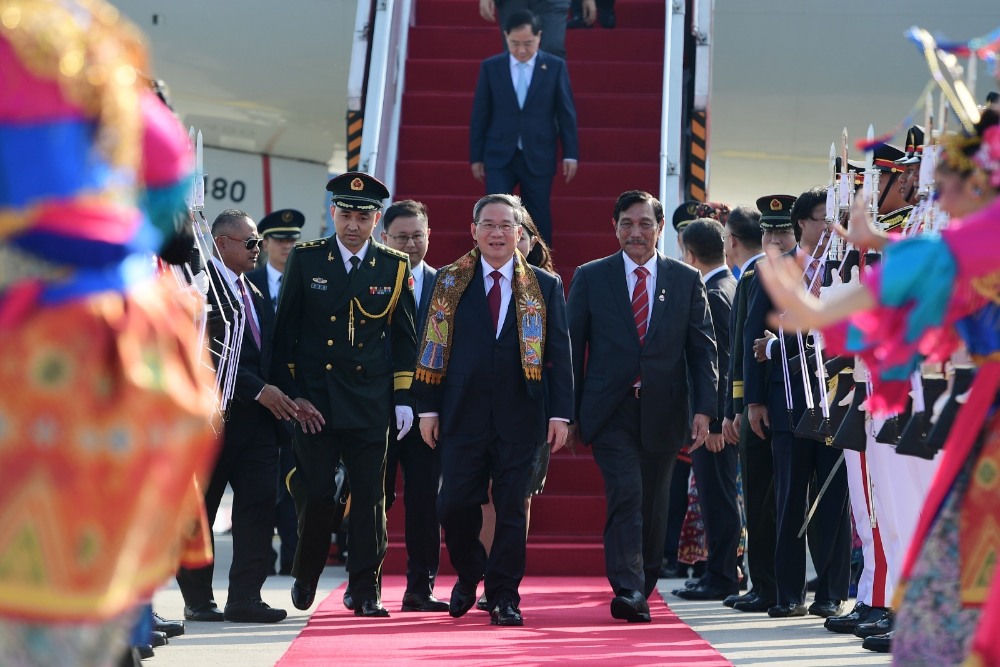 Perdana Menteri (PM) China Li Qiang disambut Menko Marves Luhut Binsar Pandjaitan saat tiba di Indonesia pada Selasa (5/9/2023) untuk mengikuti Konferensi Tingkat Tinggi (KTT) ke-43 Asean 2023. Dok BPMI Setpres RI.