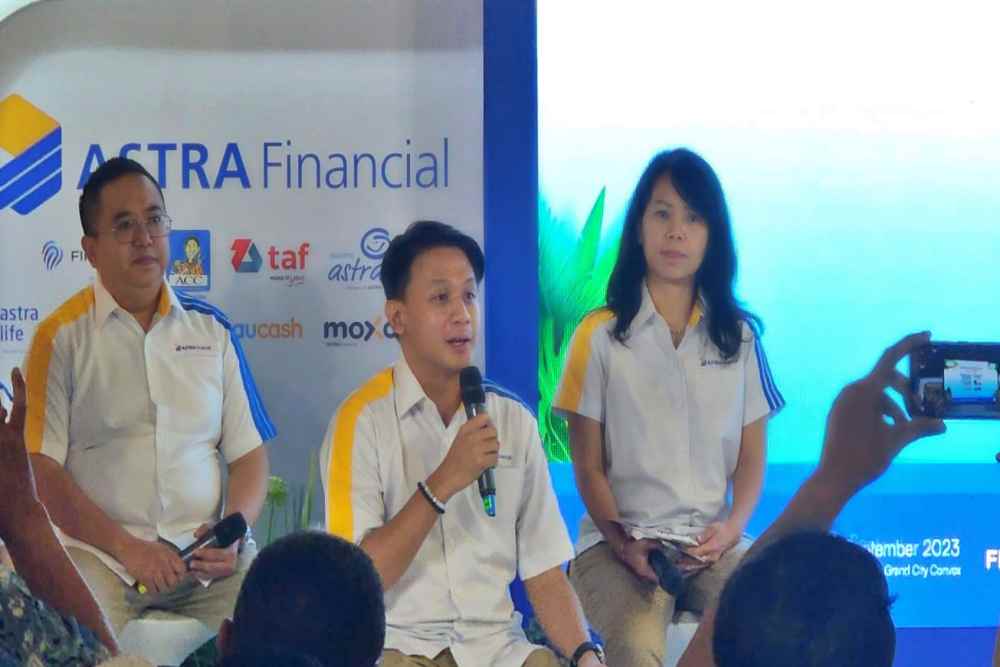 CMO FIF Group, Daniel Hartono (tengah) dalam Media Gathering Astra Financial menjelang GIIAS 2023 di Surabaya, Kamis (14/9/2023)./Bisnis - Peni Widarti