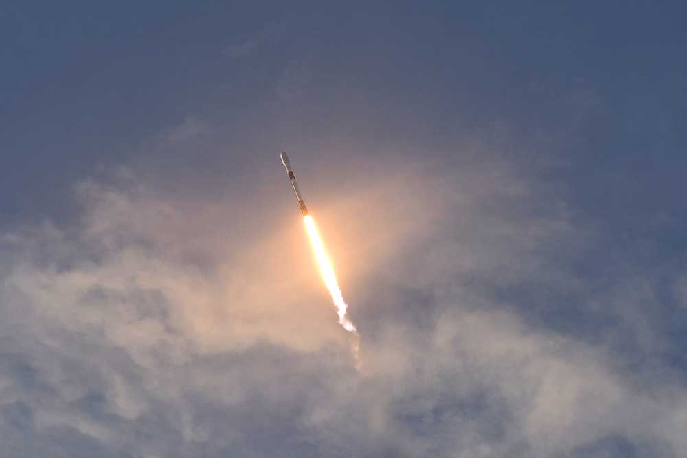 Roket SpaceX Falcon 9 yang membawa 60 satelit Starlink diluncurkan dari pad 39A di Kennedy Space Center di Cape Canaveral, Florida. Reuters