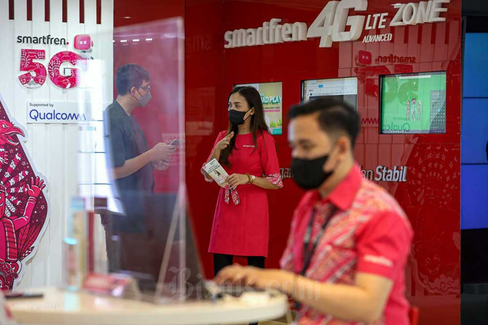 Karyawan melayani pengunjung gerai Smartfren di Jakarta, Rabu (7/9/2022).Bisnis/Abdurachman