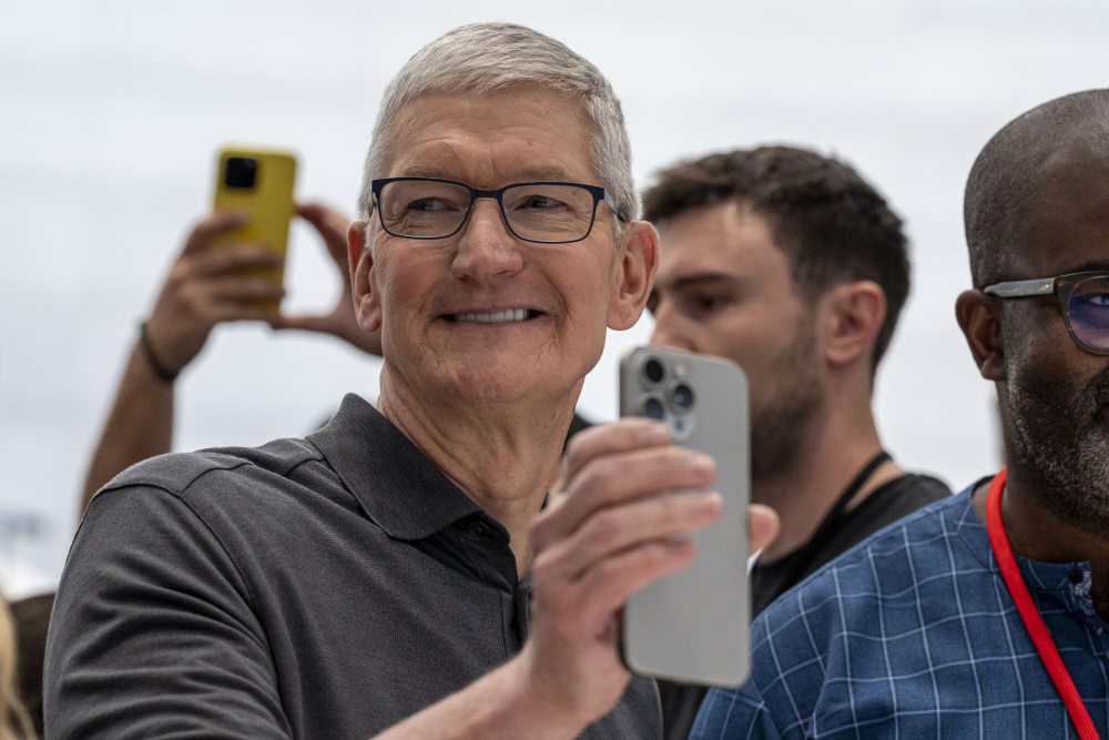 CEO Apple Inc. Tim Cook menunjukkan iPhone 15 Pro Max dalam acara peluncuran sejumlah produk Apple di kampus Apple Park, Cupertino, California, Amerika Serikat pada Selasa (12/9/2023). / Bloomberg-David Paul Morris