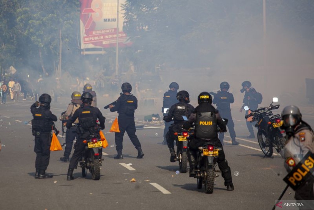 Polisi menembakkan gas air mata saat membubarkan unjuk rasa warga Pulau Rempang di Kantor Badan Pengusahaan (BP) Batam, Batam, Kepulauan Riau, Senin (11/9/2023). Aksi yang menolak rencana pemerintah merelokasi mereka tersebut berakhir ricuh. ANTARA FOTO/Teguh Prihatna/Spt.