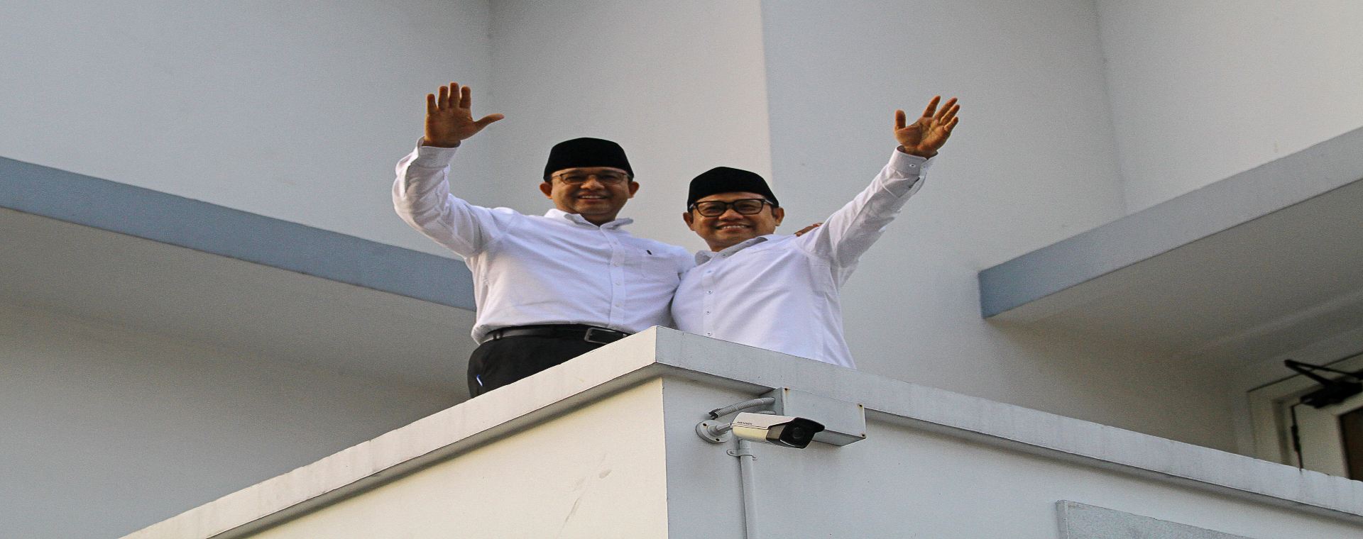 Ini Penyebab Elektabilitas Anies-Cak Imin Mandek. Bakal calon presiden Anies Baswedan (kiri) dan bakal calon wakil presiden Muhaimin Iskandar (kanan) berfoto bersama di sela Deklarasi Capres-Cawapres 2024 di Hotel Majapahit, Surabaya, Jawa Timur, Sabtu (2/9/2023). ANTARA FOTO/Moch Asim/nym.