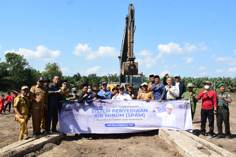 Bupati Iskandar melakukan pencanangan pembangunan booster SPAM di Desa Bukit Batu, Kecamatan Air Sugihan OKI, Kamis (14/9/2023)./Istimewa