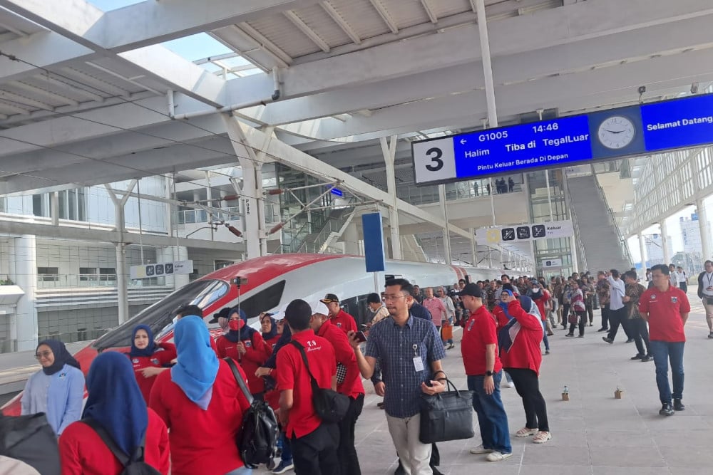  Uji Coba Perdana, Warga Sekitar Lintasan Mulai Jajal Kereta Cepat