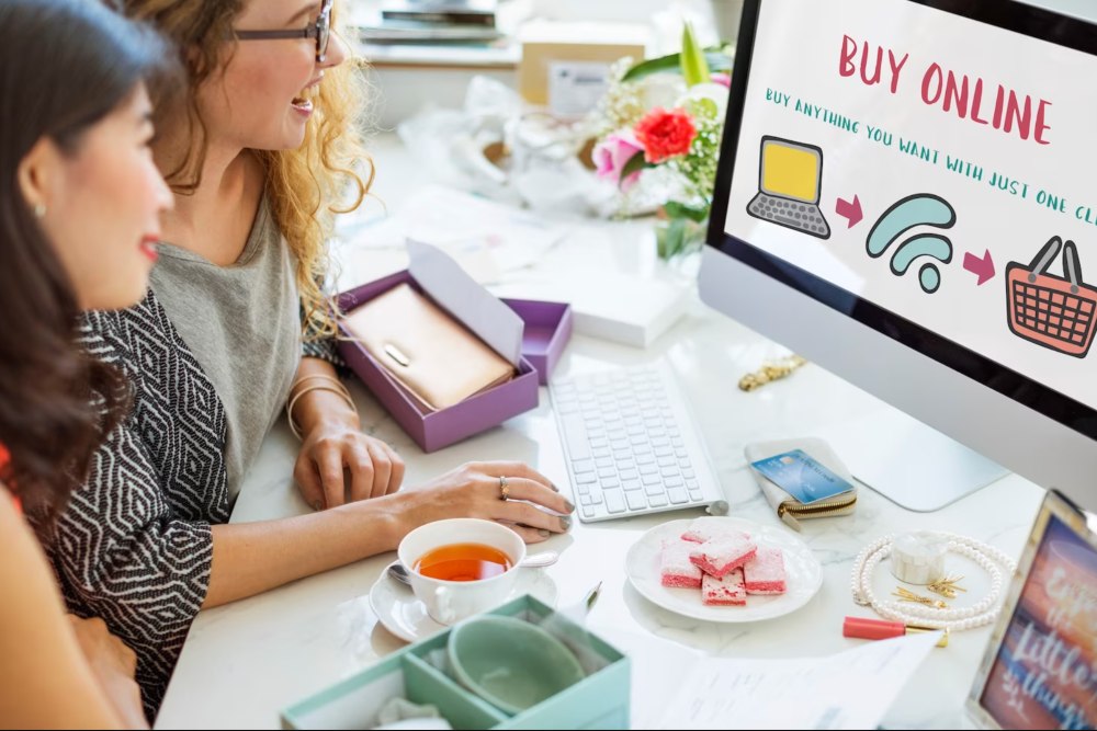 Ilustrasi wanita sedang berbelanja di situs online menggunakan skema pembayaran paylater./ Dok. Freepik.
