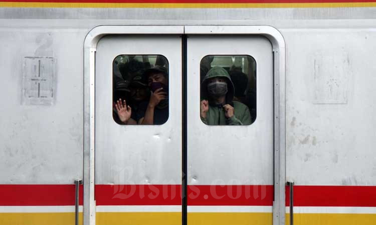 Penumpang menggunakan masker saat berada di gerbong kereta commuter line (KRL) jurusan Depok/Bogor-Jatinegara/Angke di Jakarta, Selasa (3/3/2020). Bisnis/Himawan L Nugraha