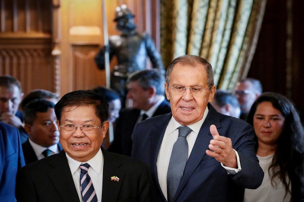 Menteri Luar Negeri Rusia Sergei Lavrov (kanan) dan Menteri Luar Negeri Myanmar Than Swe memasuki aula sebelum pertemuan mereka di Moskow, Rusia 14 September 2023. Yuri Kochetkov/Pool via REUTERS