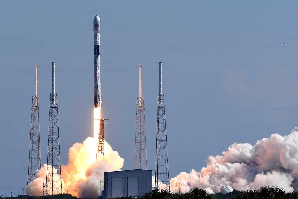 Roket SpaceX Falcon 9 yang membawa 58 satelit untuk jaringan internet broadband Starlink SpaceX dan tiga satelit pencitraan bumi SkySat diluncurkan di Tanjung Canaveral, Florida. Reuters