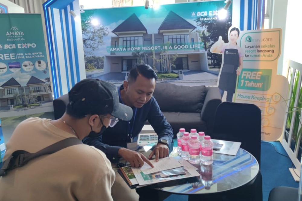 Ellok Arie Nugraha, Sales Amaya Home Resort, menjelaskan kepada calon pembeli mengenai promo yang ditawarkan oleh Amaya selama pameran BCA Expo di Semarang, Sabtu (16/9/2023). /Foto: Istimewa