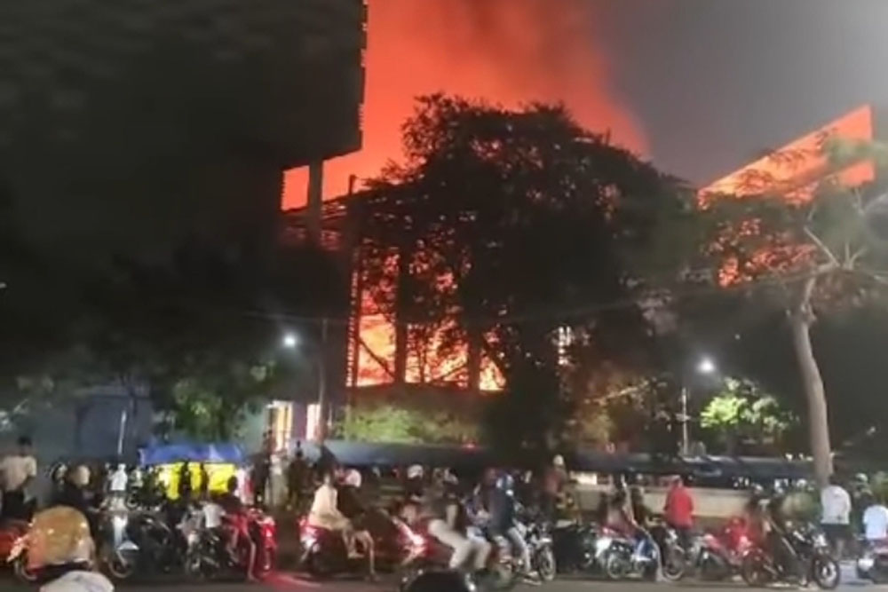 Suasana sekitar Museum Nasional atau Museum Gajah yang kebakaran Sabtu (16/9/2023) malam./ Dok. @humasjakfire