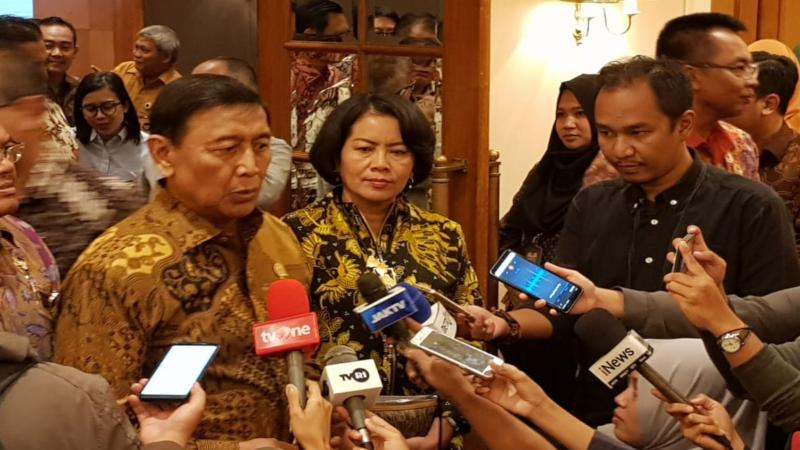 Menkopolhukam Wiranto memberikan keterangan seusai bertemu dengan sejumlah pemimpin media massa di Jakarta./Bisnis-Chamdan Purwoko