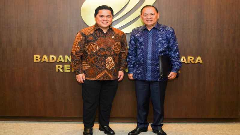 Menteri BUMN Erick Thohir (kiri) berfoto bersama Komisaris Utama PT Bank Negara Indonesia (Persero) Tbk. terpilih Agus D.W. Martowardojo (kanan), Kamis (20/2/2020)./Bisnis-istimewa