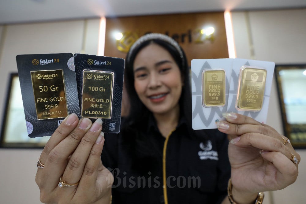 Karyawan menunjukan emas di Galeri 24 Pegadaian, Jakarta, Selasa (22/8/2023). Bisnis/Eusebio Chrysnamurti
