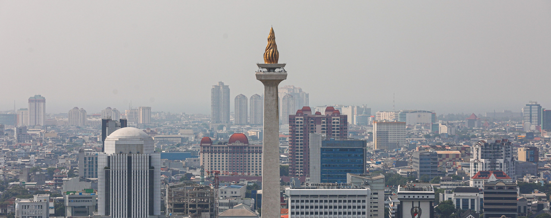 Tugu Monumen Nasional (Monas) dengan latar jajaran gedung bertingkat di Jakarta, Sabtu (16/9/2023). Berdasarkan UOB Business Outlook Study 2023, pasar Indonesia memiliki keinginan terbesar dalam ekspansi ke luar negeri dibandingkan dengan negara-negara lain di Asia. - Bisnis/Abdurachman