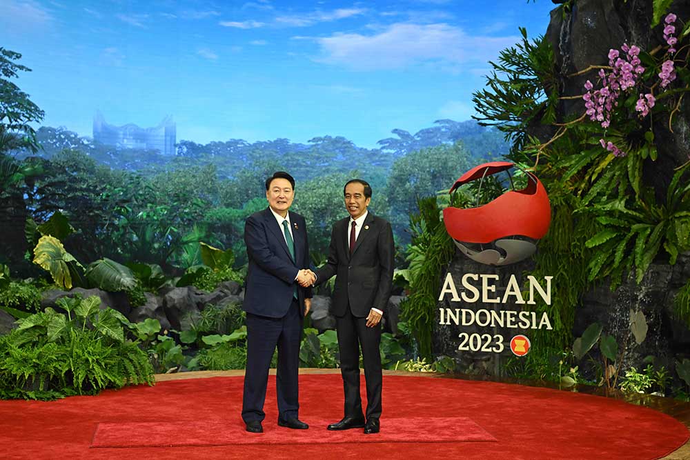 Presiden Joko Widodo (kanan) menyambut kedatangan Presiden Republik Korea Selatan Yoon Suk Yeol, sebelum ASEAN-Republic of Korea (ROK) Summit ke-24 di Jakarta, Rabu (6/9/2023). Media Center KTT ASEAN 2023/Dwi Prasetya