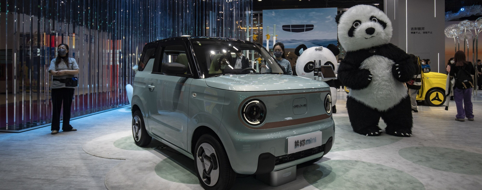Mobil listrik Panda Mini produksi Geely Automobile Holdings Ltd. dipamerkan dalam Shanghai Auto Show di Shanghai, China pada Senin (24/4/2023). - Bloomberg/Qilai Shen