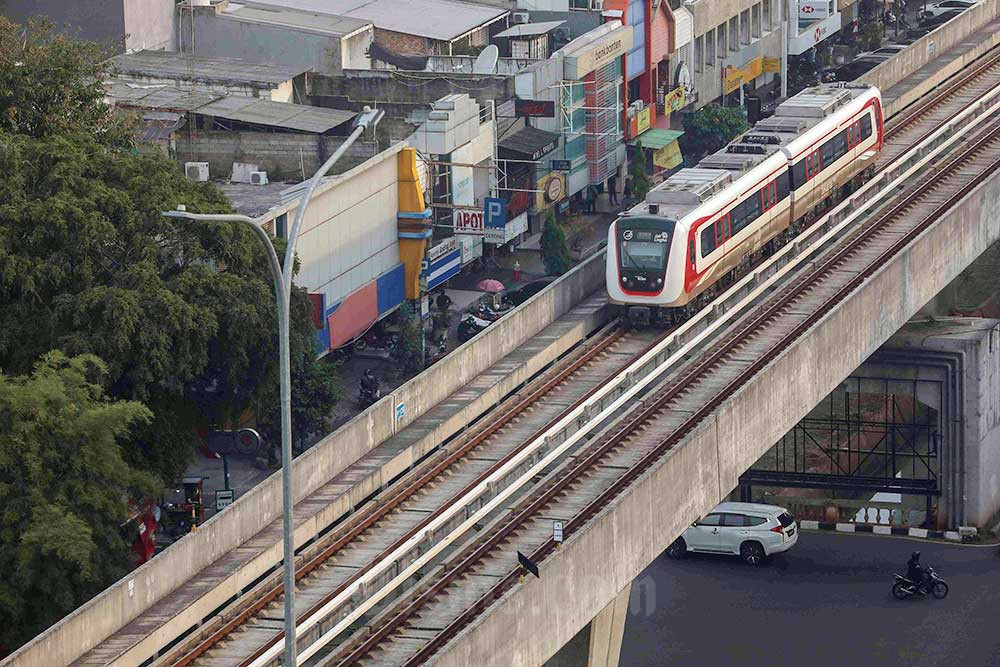 Kereta Light Rail Transit (LRT) melintas di Kelapa Gading, Jakarta, Selasa (2/8/2022). Bisnis/Eusebio Chrysnamurti