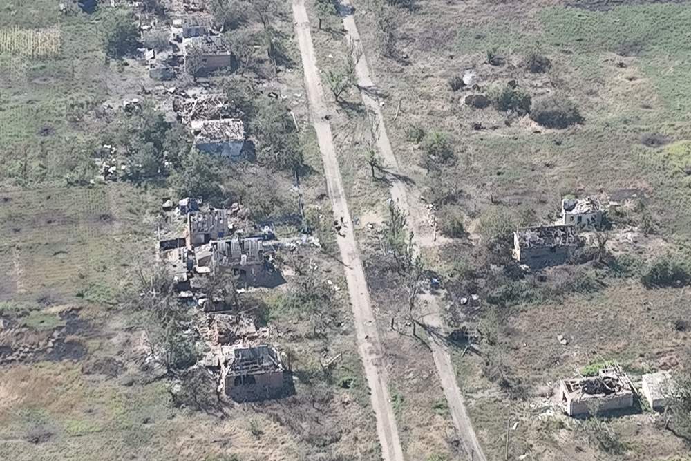 Tentara Ukraina memasuki Desa Robotyne, wilayah Zaporizhzhia, Ukraina, dalam tangkapan layar yang diambil dari video selebaran yang dirilis pada 25 Agustus 2023. Handout melalui REUTERS