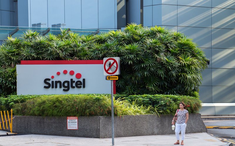 Logo perusahaan telekomunikasi Singtel di kantor pusatnya di Singapura/ Bloomberg