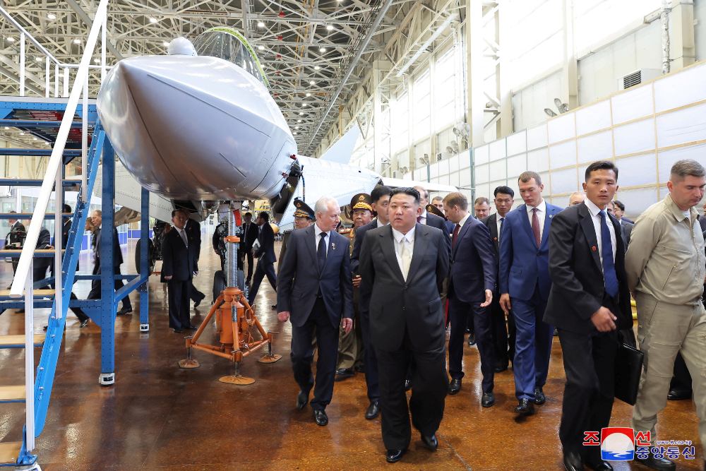 Kim Jong-un mengunjungi pabrik pembuatan pesawat di kota Komsomolsk-on-Amur di wilayah Khabarovsk, Rusia, 15 September 2023. KCNA melalui REUTERS
