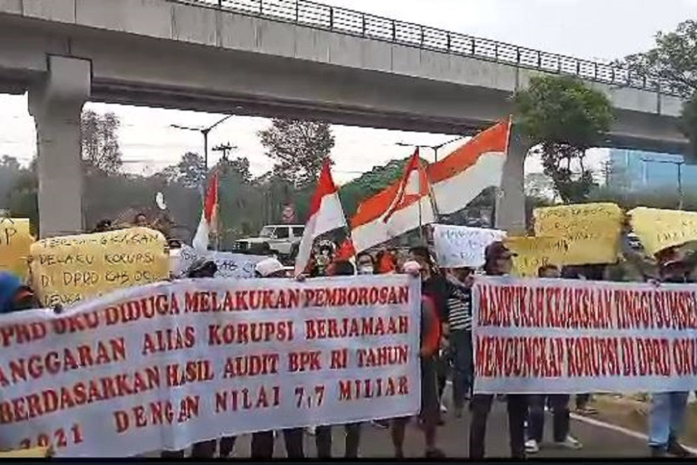 Ratusan massa yang berasal dari Kabupaten Ogan Komering Ulu (OKU) kembali menggelar unjuk rasa di halaman kantor Kejaksaan Tinggi Sumatra Selatan, Senin (18/9/2023)./Istimewa