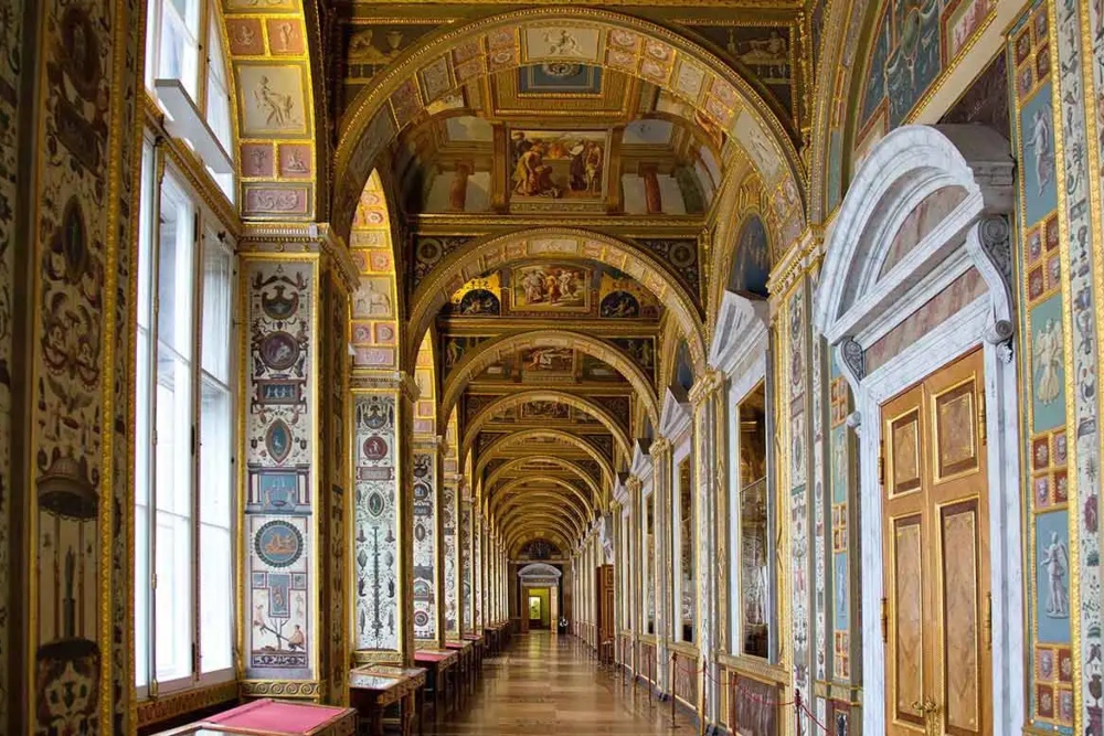 Interior dalam Museum State Hermitage Rusia, museum terbesar dengan koleksi 3 juta artefak/The Collector