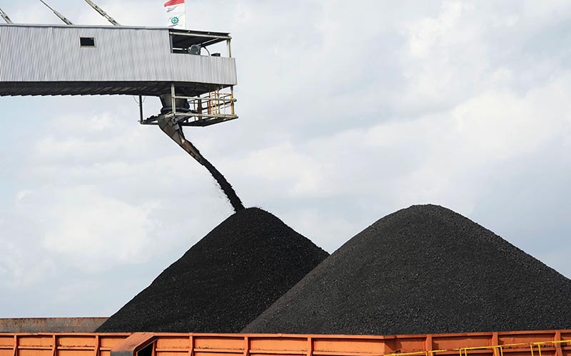 Proses pemuatan batu bara ke tongkang di Kutai Kartanegara, Kalimantan Timur, Rabu (13/10/2021)./Bloomberg-Dimas Ardian.
