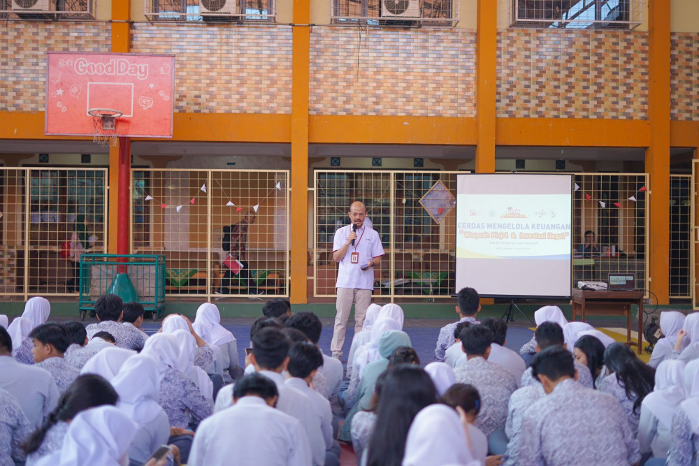 OJK Jawa Barat hadir di SMA Negeri 24 Bandung untuk memberikan edukasi keuangan mengenai bahaya pinjaman online dan investasi illegal, serta membagikan tips mengelola keuangan dengan bijak bagi generasi muda.