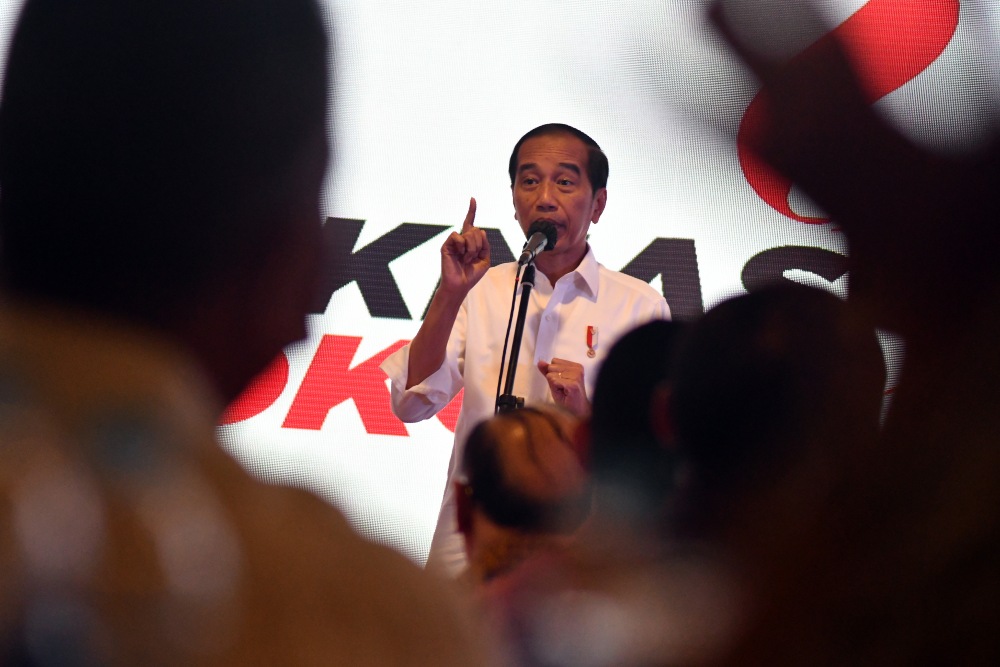 Jokowi Sanggah Isu Prabowo Tampar dan Cekik Salah Satu Wamen. Presiden Joko Widodo menyampaikan sambutan saat pembukaan Rapat Kerja Nsional (Rakernas) Sekretariat Nasional (Seknas) Jokowi di Kota Bogor, Jawa Barat, Sabtu (16/9/2023). Rakernas Seknas Jokowi yang diikuti sebanyak 25 perwakilan DPW se-Indonesia tersebut sebagai bagian konsolidasi organisasi dalam persiapan menjelang Pilpres 2024. ANTARA FOTO/Arif Firmansyah /foc.