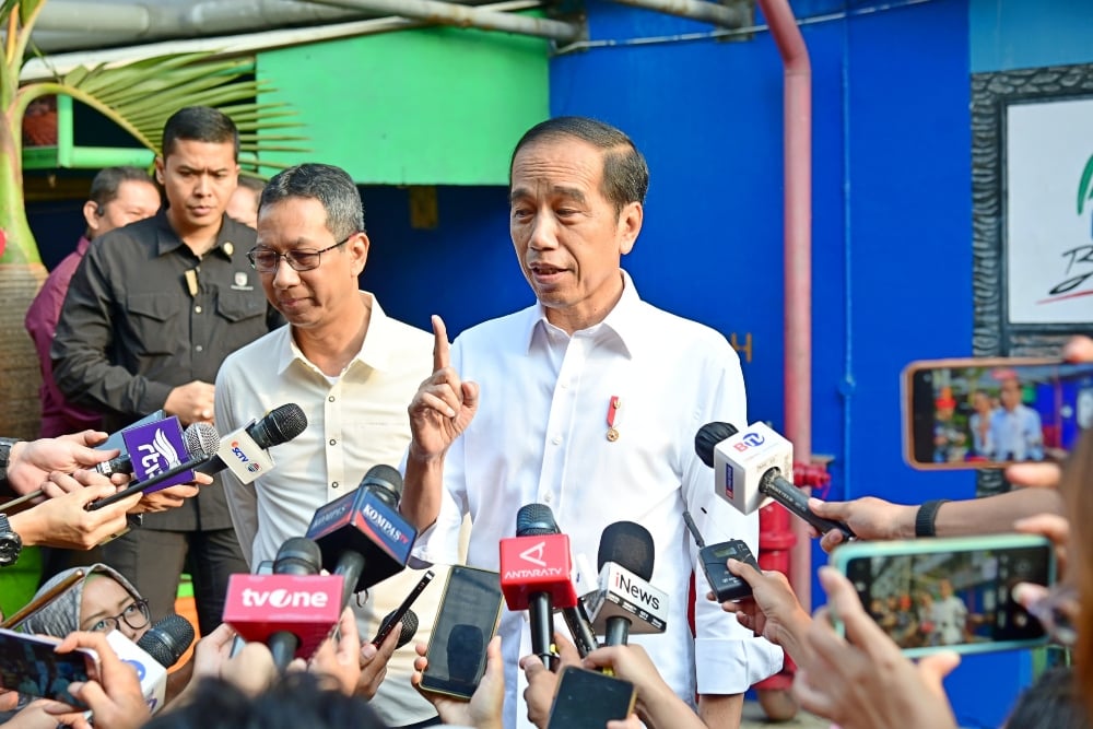 Jokowi Tinjau Pasar Jatinegara, Sebut Harga Beras Mulai Turun Dalam 2-3 Minggu. Jokowi mengunjungi pasar Jatinegara untuk meninjau harga kebutuhan pokok, Selasa (19/9/2023) / Sekretariat Presiden - Muchlis Jr