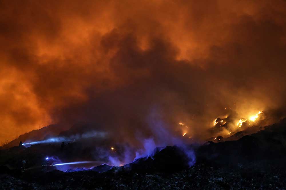  Tempat Pembuangan Akhir (TPA)  Jatibarang di Semarang Terbakar