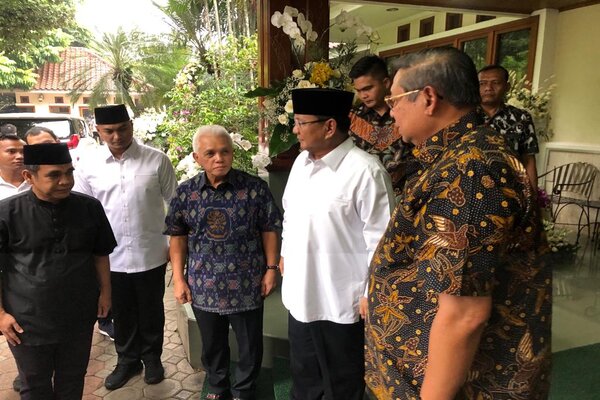 Prabowo Subianto di kediaman Susilo Bambang Yudhoyono./Bisnis-Sholahuddin Al Ayyubi