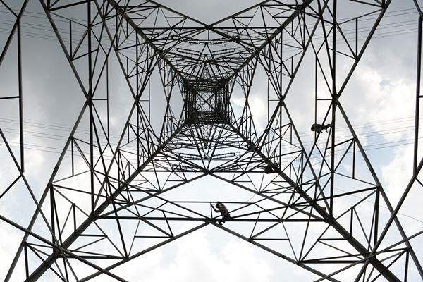 Pekerja memerbaiki jaringan listrik PLN./Bloomberg-Dimas Ardian