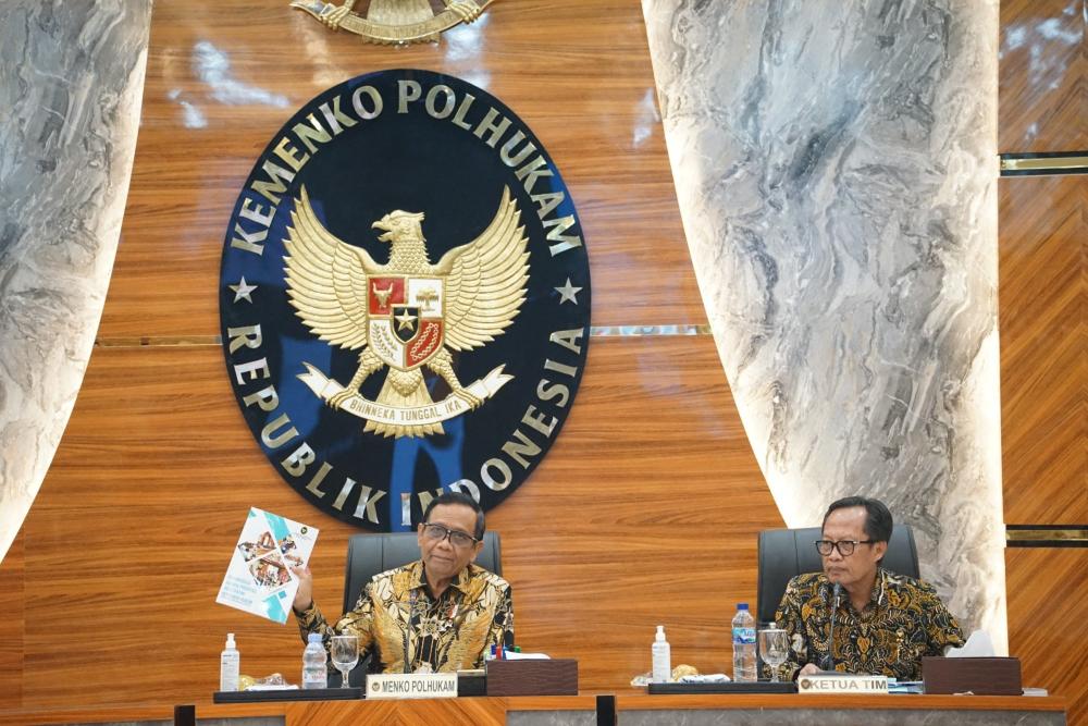 Tim Percepatan Reformasi Hukum bentukan Menkopolhukam Mahfud MD menghasilkan puluhan butir rekomendasi agenda prioritas percepatan reformasi hukum dan akan segera dilaporkan kepada Presiden Joko Widodo (Jokowi). Masing-masing kelompok kerja (pokja) telah menyampaikan paparan akhirnya kepada Menkopolhukam pada Selasa (12/9/2023)./Istimewarn