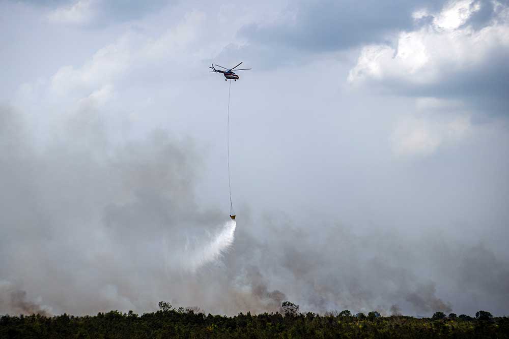 Helikopter MI18-Mtv milik Badan Nasional Penanggulangan Bencana (BNPB) melakukan pemadaman kebakaran lahan gambut di Pedamaran, Ogan Komering Ilir (OKI), Sumatera Selatan, Snein (18/9/2023). Sebanyak 130 petugas gabungan dari Manggala Agni dari Daops OKI, Lahat, Muba, Banyuasin, Jambi dan dibantu helikopter MI18-Mtv, Helikopter Black Hawk milik BNPB dikerahkan untuk melakukan pemadaman kebakran lahan gambut di Kabupaten Ogan Komering Ilir (OKI). ANTARA FOTO/Nova Wahyudi