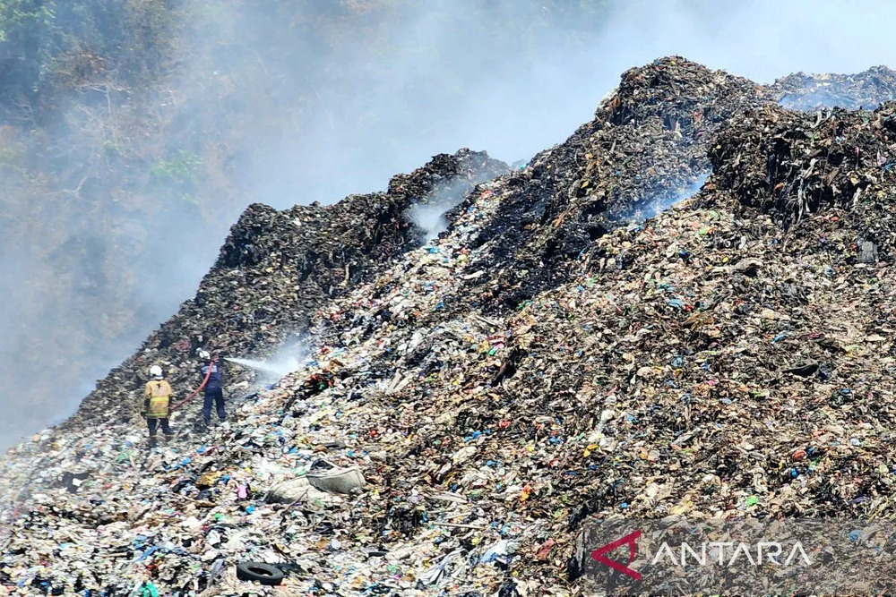 Petugas pemadam kebakaran melakukan penginginan gunungan sampah di TPA Jatibatang Semarang, Selasa, yang sehari sebelumnya dilanda kebakaran./Antara-I.C. Senjaya.