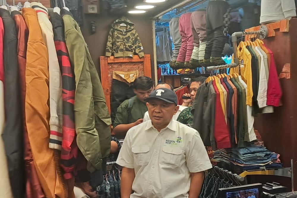 Menkop UKM Teten Masduki meninjau pedagang pakaian di Pasar Tanah Abang Blok A, Selasa (19/9/2023)