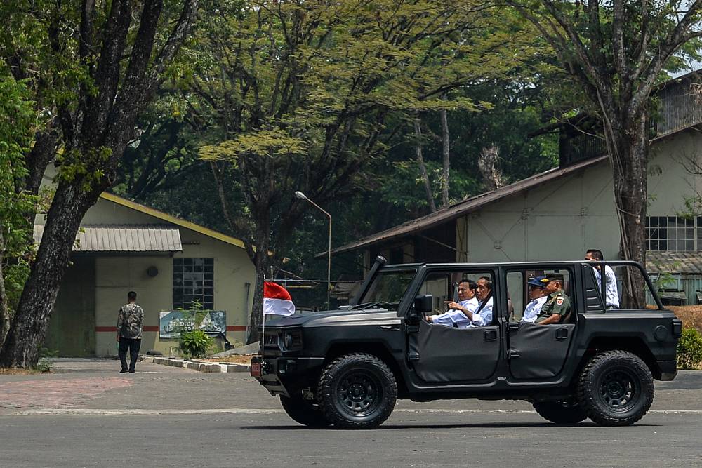 Presiden Joko Widodo bersama Menteri Pertahanan Prabowo Subianto mengendari kendaraan buatan Pindad saat melakukan kunjungan ke PT Pindad di Bandung, Jawa Barat, Selasa (19/9/2023).