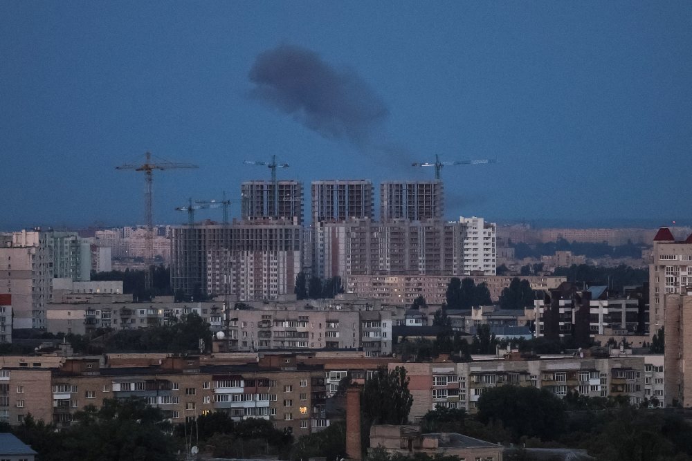 Asap mengepul di langit kota setelah serangan rudal Rusia di Kyiv, Ukraina 6 September 2023. REUTERS/Gleb Garanich