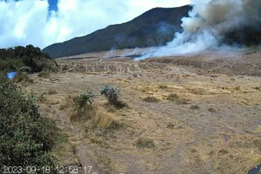 Alun-alun Surya Kencana di Gunung Gede Pangrango terbakar/Instagram