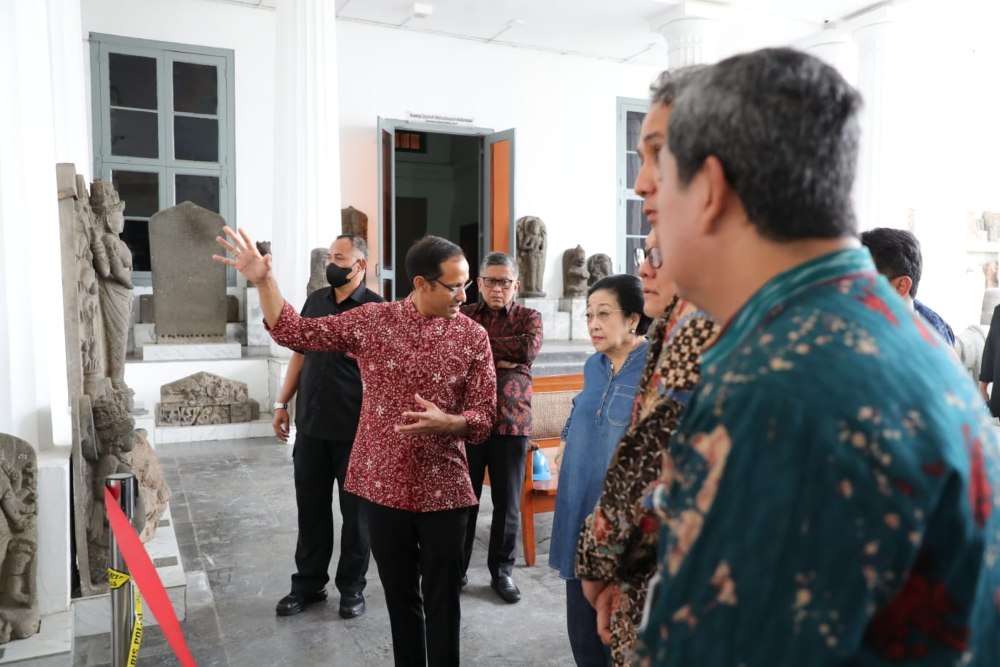 Presiden Kelima RI Megawati Soekarnoputri mendatangi Museum Nasional atau Museum Gajah di Jalan Medan Merdeka Barat, Selasa (19/9/2023). Dia melihat kondisi Museum Nasional yang terbakar pada Sabtu (17/9/2023) sekitar pukul 20.00 WIB./Dok. PDIP