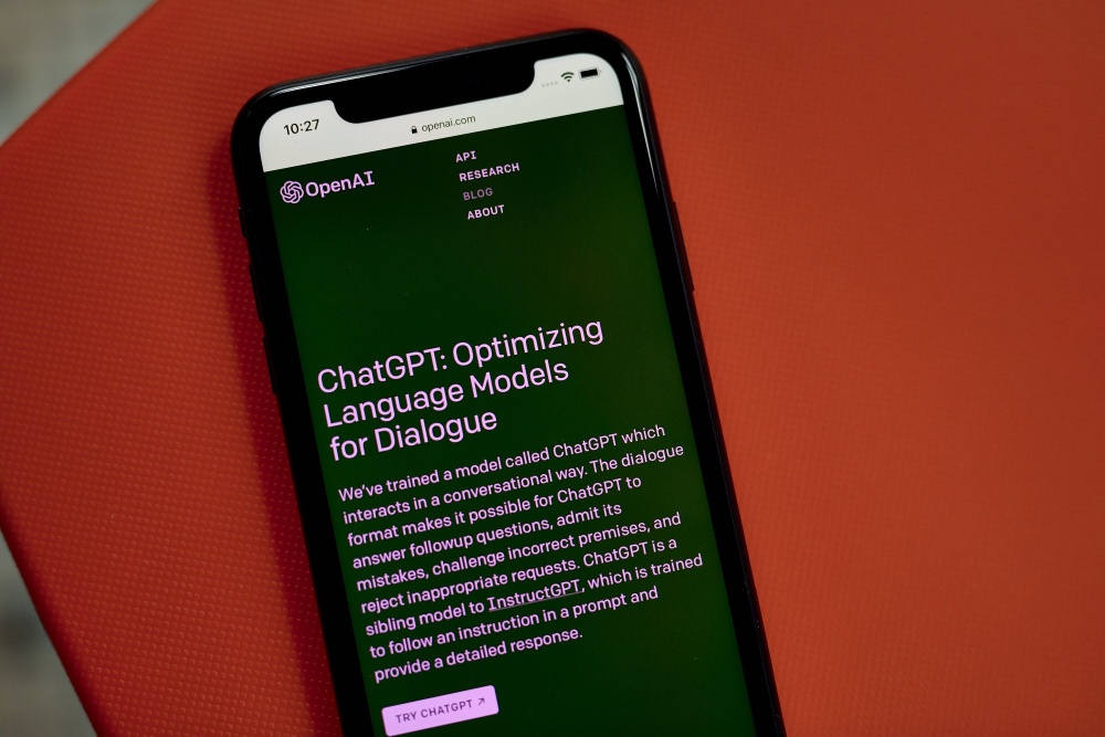 Situs web OpenAI dan ChatGPT pada tampilan layar smartphone. / Bloomberg-Gabby Jones