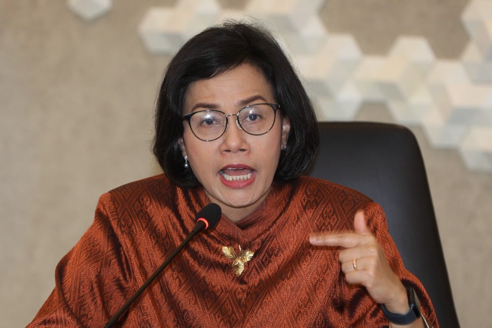 Menteri Keuangan Sri Mulyani Indrawati menyampaikan paparan saat konferensi pers devisa hasil ekspor (DHE) di Kantor Kemenko Perekonomian, Jakarta, Jumat (28/7/2023). Caption : JIBI/Bisnis/Suselo Jati